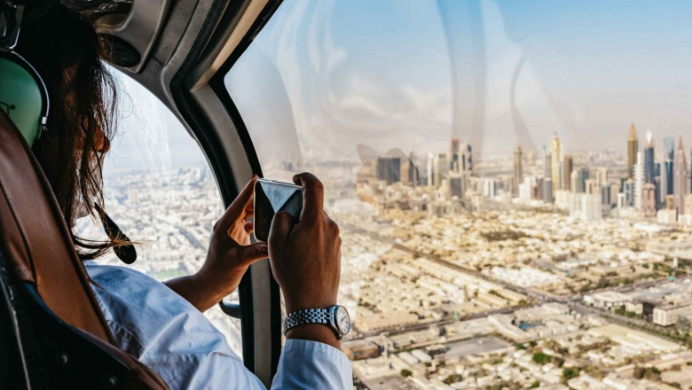 Night or Day? Comparing Helicopter Tours in Dubai for the Best View